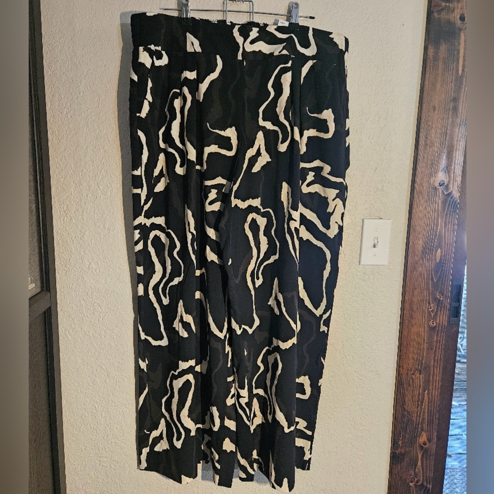 New with tags wide leg trouser